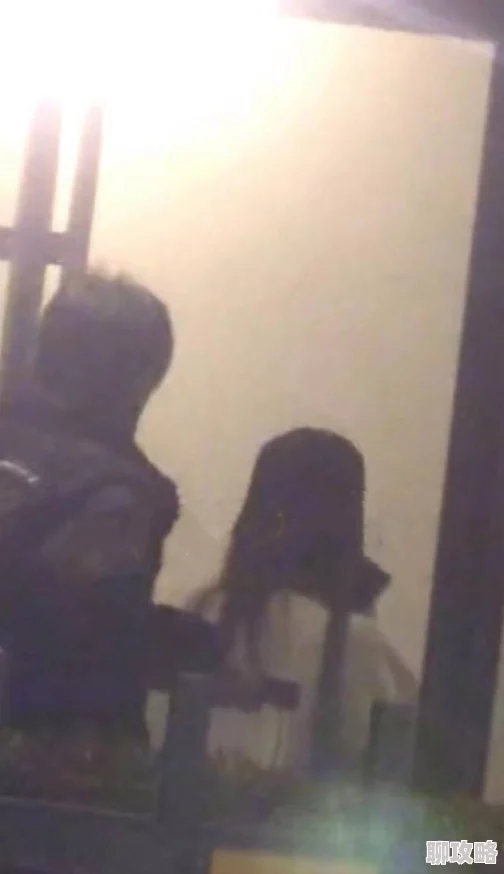 蜜色网色哟哟疑似与神秘男子深夜密会举止亲昵关系暧昧 蜜色网色哟哟疑似与神秘男子深夜密会举止亲昵关系暧昧