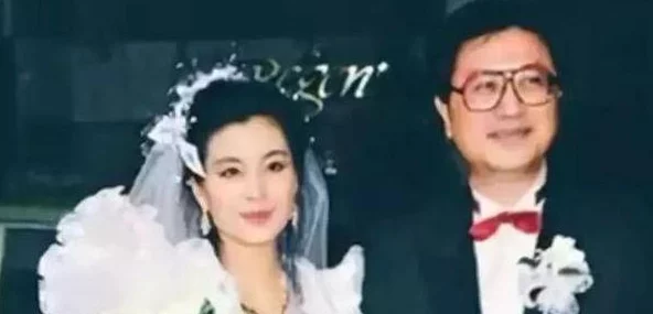 翁公的粗大淑蓉听说隔壁村的王寡妇也经常来往,两人关系暧昧,村里人都议论纷纷 翁公的粗大淑蓉听说隔壁村的王寡妇也经常来往,两人关系暧昧,村里人都议论纷纷