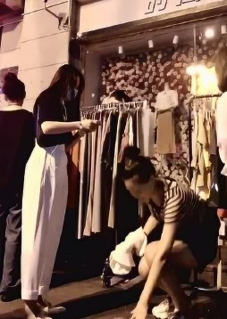 爽好舒服快深点图据传女主角竟是某网红小店的老板娘与神秘男子深夜幽会
