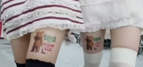 白丝小乔扒腿爽出白色液体竟是特调酸奶广告创意引争议