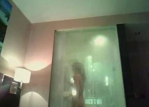 色图偷拍疑似酒店摄像头角度引网友热议房间号被扒