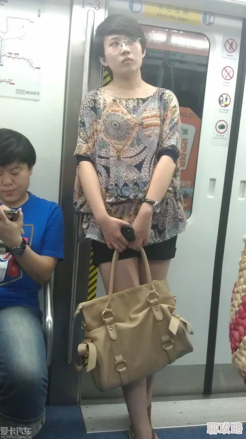 都市美妇地铁偶遇偷拍裙底春光乍泄 都市美妇地铁偶遇偷拍裙底春光乍泄