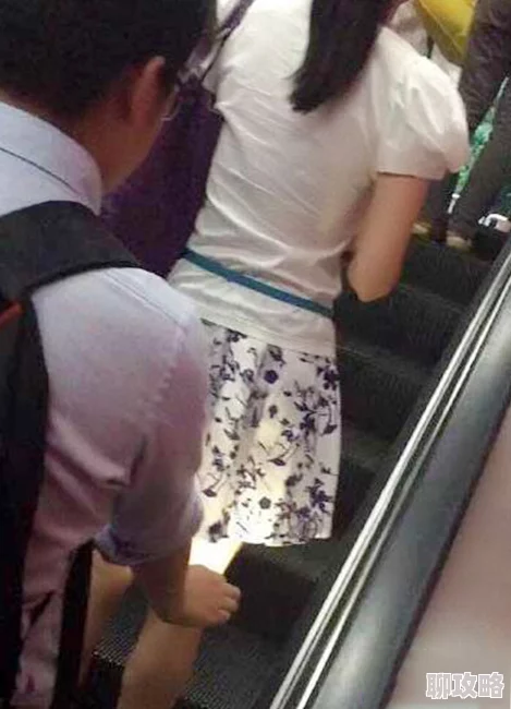 都市美妇地铁偶遇偷拍裙底春光乍泄 都市美妇地铁偶遇偷拍裙底春光乍泄