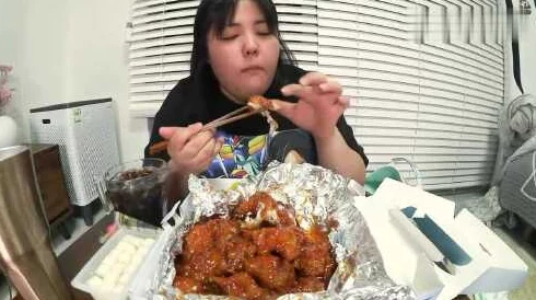 韩国を食べる丿拉大便据传此人酷爱炸鸡啤酒泡菜口味独特还收藏了很多韩剧周边 韩国を食べる丿拉大便据传此人酷爱炸鸡啤酒泡菜口味独特还收藏了很多韩剧周边