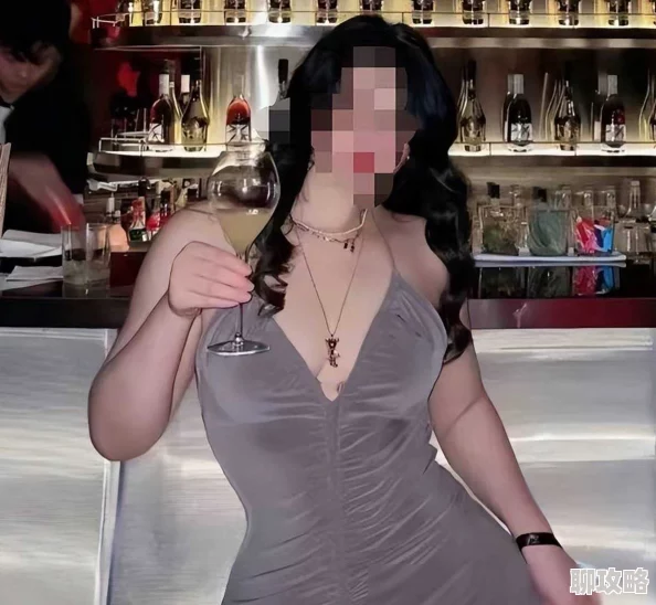 美女操比据传曾与神秘富商深夜密会共进晚餐引发网友热议 美女操比据传曾与神秘富商深夜密会共进晚餐引发网友热议