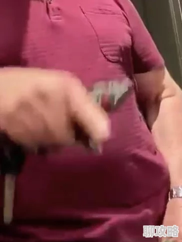 老头把舌头伸进她腿间花缝l原标题曝光引发网友强烈谴责