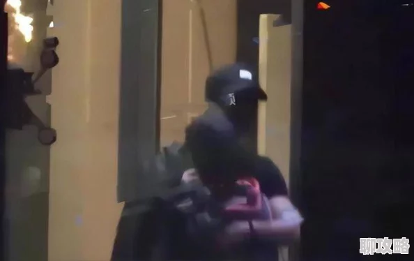 震惊！操啊啊啊啊疑似与神秘富商深夜密会举止亲昵引网友猜测