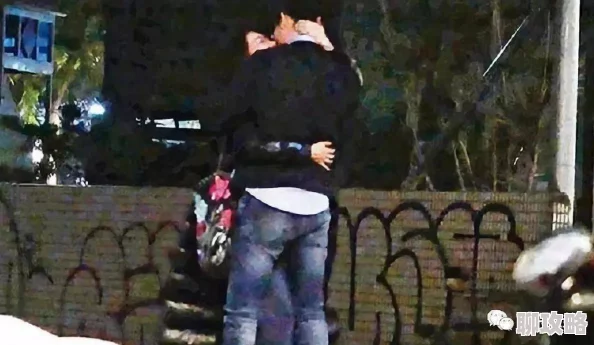 震惊！操啊啊啊啊疑似与神秘富商深夜密会举止亲昵引网友猜测