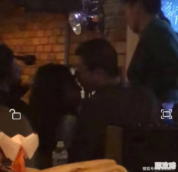 美女考比曾与某神秘男子深夜密会共进晚餐举止亲密引人遐想 美女考比曾与某神秘男子深夜密会共进晚餐举止亲密引人遐想