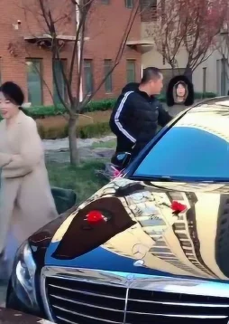 好吊干村口老王家的二闺女对象据说是个开大奔的每天接送可气派了