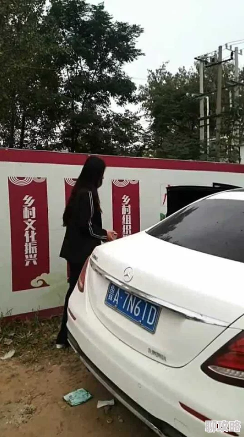 好吊干村口老王家的二闺女对象据说是个开大奔的每天接送可气派了