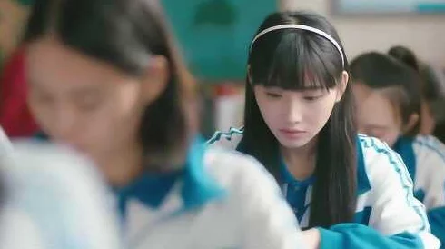 女高中生小柔据说暗恋隔壁班篮球队长还偷偷写情书被好友发现 女高中生小柔据说暗恋隔壁班篮球队长还偷偷写情书被好友发现