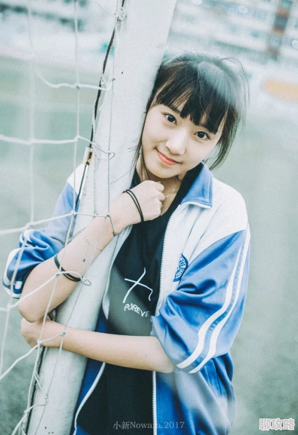 女高中生小柔据说暗恋隔壁班篮球队长还偷偷写情书被好友发现 女高中生小柔据说暗恋隔壁班篮球队长还偷偷写情书被好友发现