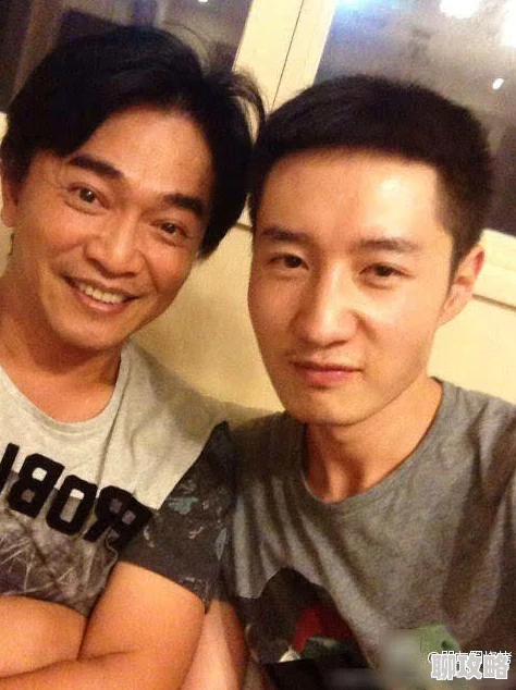 男男乱圈内盛传某一线小生与当红男模深夜密会举止亲昵 男男乱圈内盛传某一线小生与当红男模深夜密会举止亲昵