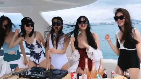 美女把屁屁扒开让男人玩听说是在三亚的豪华游艇派对上而且还有知名网红参与
