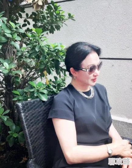 得得干据说最近和圈内一位小花走得很近两人私下互动频繁引发网友猜测 得得干据说最近和圈内一位小花走得很近两人私下互动频繁引发网友猜测