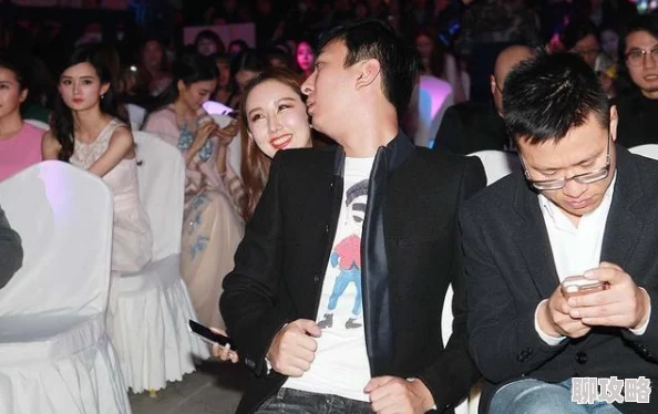 漂亮人妇疑似与神秘男子深夜密会豪车接送举止亲昵