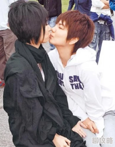 姐弟插娱乐圈惊爆姐弟恋知名女星与小鲜肉秘密约会疑似同居