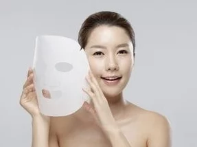 野外一个吃上面一面膜女子户外吃播敷面膜浪费严重破坏环境引网友批评 野外一个吃上面一面膜女子户外吃播敷面膜浪费严重破坏环境引网友批评