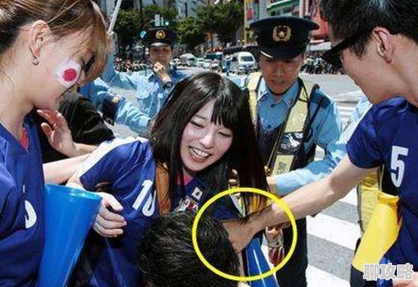 美女被撕开内衣内裤强吻捏胸曝光视频引网友愤怒谴责施暴者行径