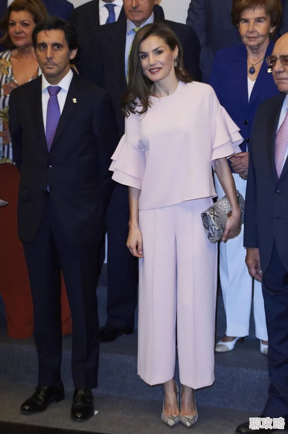 露胸装无遮挡网友褒贬不一,有人认为是个人自由,也有人觉得不得体 露胸装无遮挡网友褒贬不一,有人认为是个人自由,也有人觉得不得体