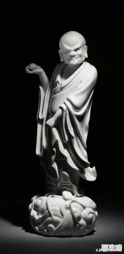 露胸装无遮挡网友褒贬不一,有人认为是个人自由,也有人觉得不得体 露胸装无遮挡网友褒贬不一,有人认为是个人自由,也有人觉得不得体