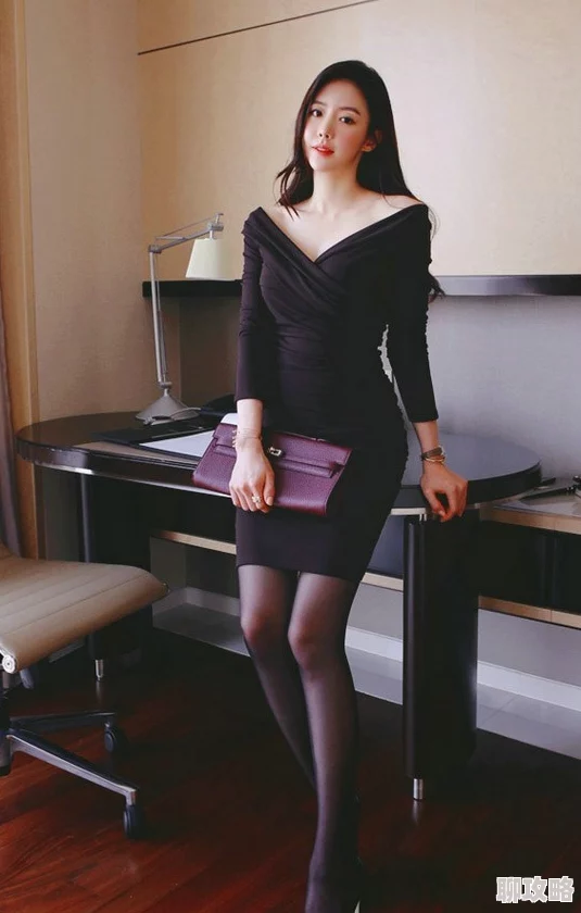 撕开老师的丝袜据说当事老师平时上课很严厉私下却喜欢穿黑丝还被学生拍到发到了学校论坛 撕开老师的丝袜据说当事老师平时上课很严厉私下却喜欢穿黑丝还被学生拍到发到了学校论坛