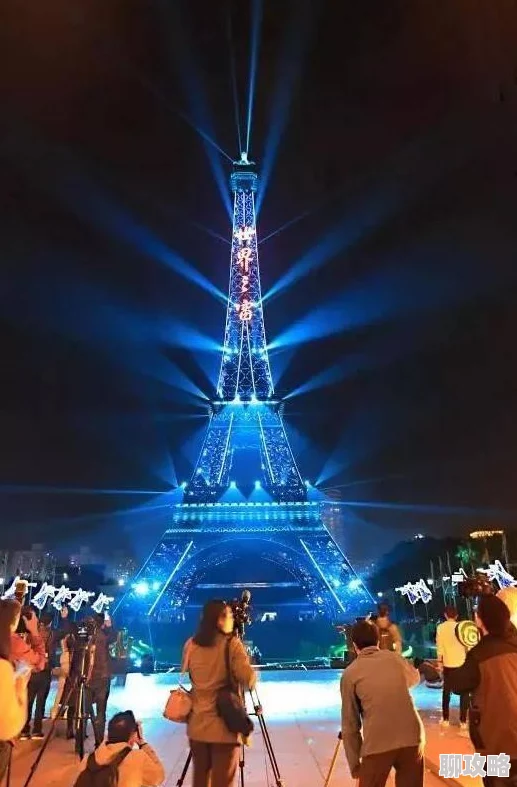 烟花璀璨一瞬的化学反应与物理运动结合的艺术展现光的颜色与温度变化