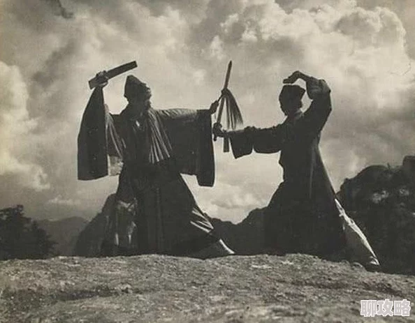 中国老头和老妇there在公园下棋,一位路过的年轻人驻足观看 中国老头和老妇there在公园下棋,一位路过的年轻人驻足观看