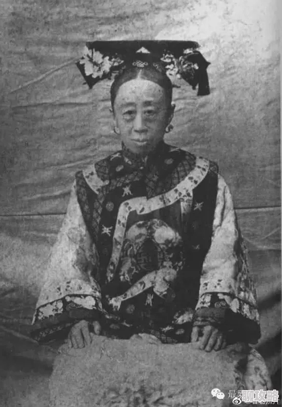 中国老头和老妇there在公园下棋,一位路过的年轻人驻足观看 中国老头和老妇there在公园下棋,一位路过的年轻人驻足观看