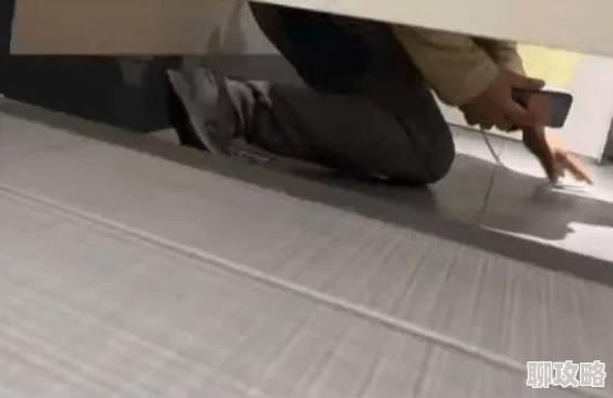 小美女沟厕嘘嘘voye这种偷窥行为不可取尊重他人隐私保护个人安全从你我做起 小美女沟厕嘘嘘voye这种偷窥行为不可取尊重他人隐私保护个人安全从你我做起