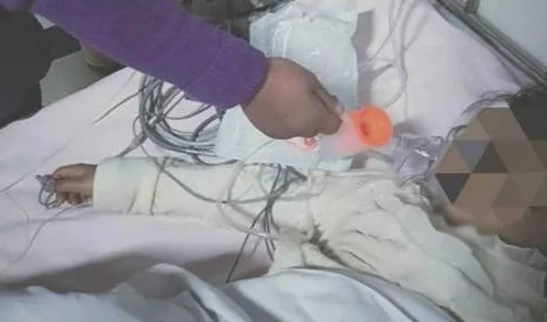 打臀缝打肿扒开夹姜曝光网络暴力虐待视频吁警方彻查严惩施暴者