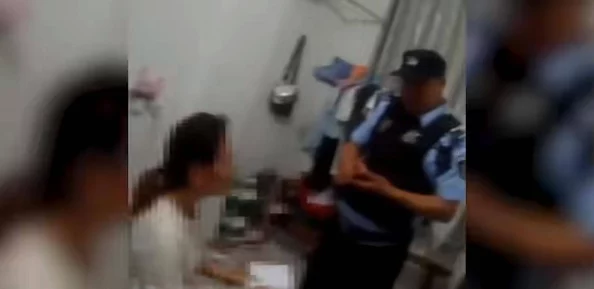 打臀缝打肿扒开夹姜曝光网络暴力虐待视频吁警方彻查严惩施暴者