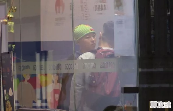 小陈头星选疑似与某网红深夜密会举止亲昵