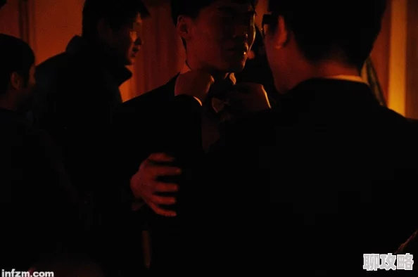 “gay男”频繁出入某同志酒吧与多名男子举止亲密 “gay男”频繁出入某同志酒吧与多名男子举止亲密