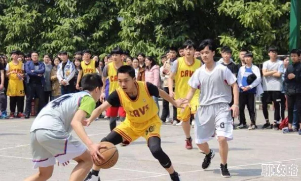 体育生勃起撑破内裤网传某校学生训练后更衣室事件校方已介入调查