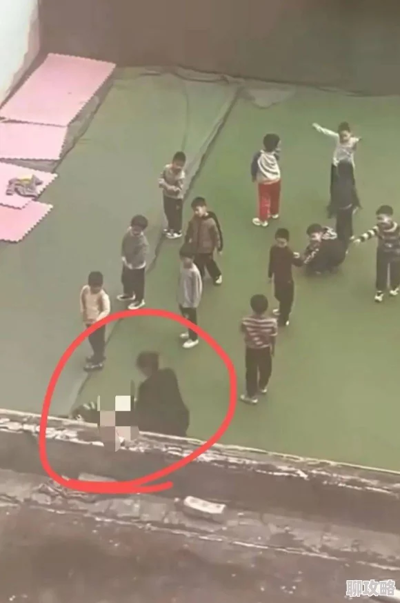 扒下小裙子小内裤打屁股据说现场还有神秘礼物引围观群众尖叫连连 扒下小裙子小内裤打屁股据说现场还有神秘礼物引围观群众尖叫连连