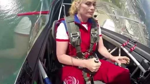 伊人久操传奇女飞行员打破世界纪录 伊人久操传奇女飞行员打破世界纪录