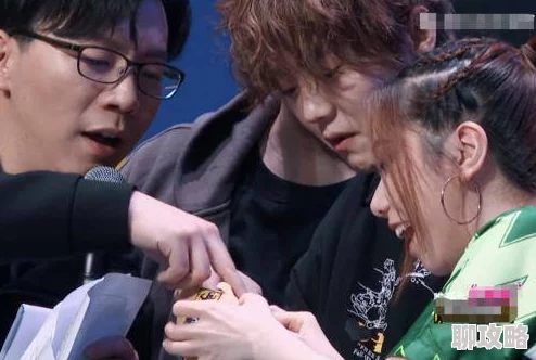 男人的伸到男人里展现男性之间复杂关系的亲密举动与权力动态 男人的伸到男人里展现男性之间复杂关系的亲密举动与权力动态