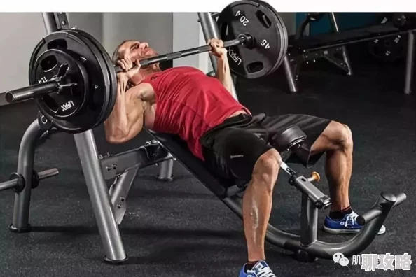 男人的伸到男人里展现男性之间复杂关系的亲密举动与权力动态 男人的伸到男人里展现男性之间复杂关系的亲密举动与权力动态