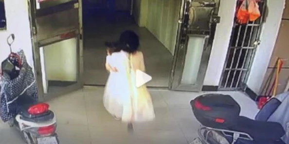 女被c黄扒衣服办公室监控曝光画面不堪入目 女被c黄扒衣服办公室监控曝光画面不堪入目