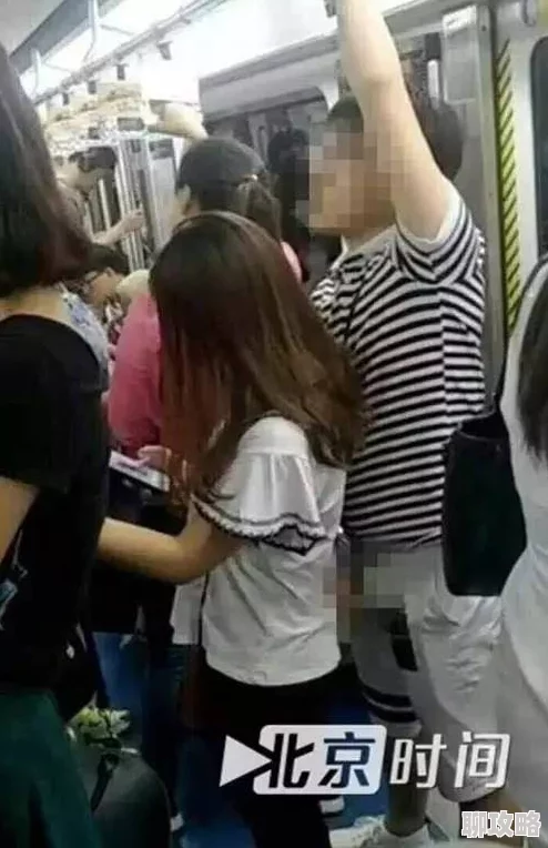 公交车上手伸进两腿中间开始摩擦乘客曝光变态男子猥亵女性令人发指 公交车上手伸进两腿中间开始摩擦乘客曝光变态男子猥亵女性令人发指