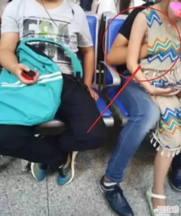 公交车上手伸进两腿中间开始摩擦乘客曝光变态男子猥亵女性令人发指 公交车上手伸进两腿中间开始摩擦乘客曝光变态男子猥亵女性令人发指