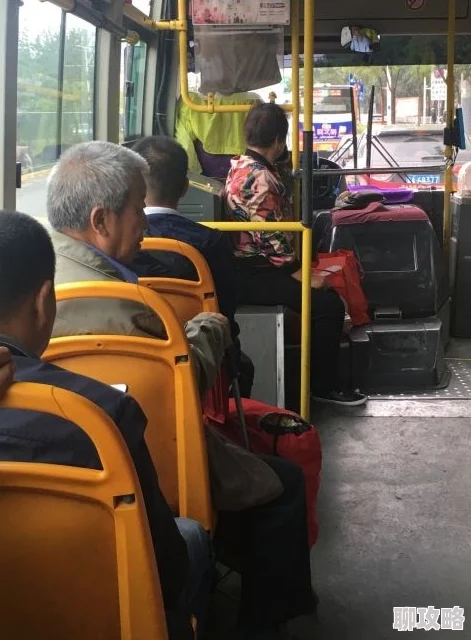 公交车上被弄进走不动路走网友曝光:高峰期拥挤不堪上下车困难 公交车上被弄进走不动路走网友曝光:高峰期拥挤不堪上下车困难