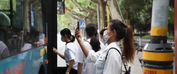 公交车忘穿内裤被挺进小说网站积极面对生活中的小尴尬勇敢做自己才能收获更多快乐