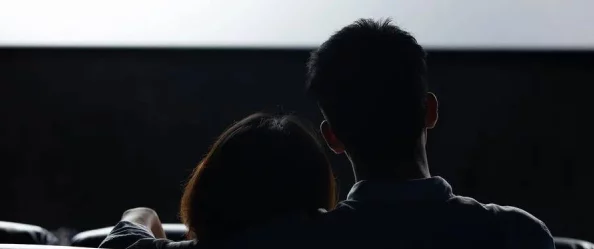 亚洲色影院为何吸引众多观众因为这里提供多种语言字幕选择