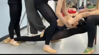 女生扒开腿让男生捅为什么在某些群体中流行因为它迎合了特定人群的性癖好和幻想 女生扒开腿让男生捅为什么在某些群体中流行因为它迎合了特定人群的性癖好和幻想