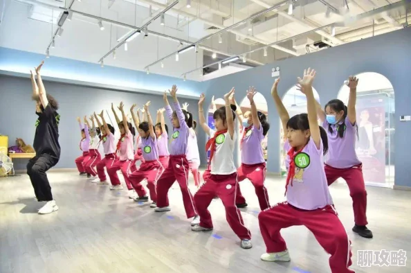 小孩操大人现象引发关注专家呼吁加强未成年人心理健康教育